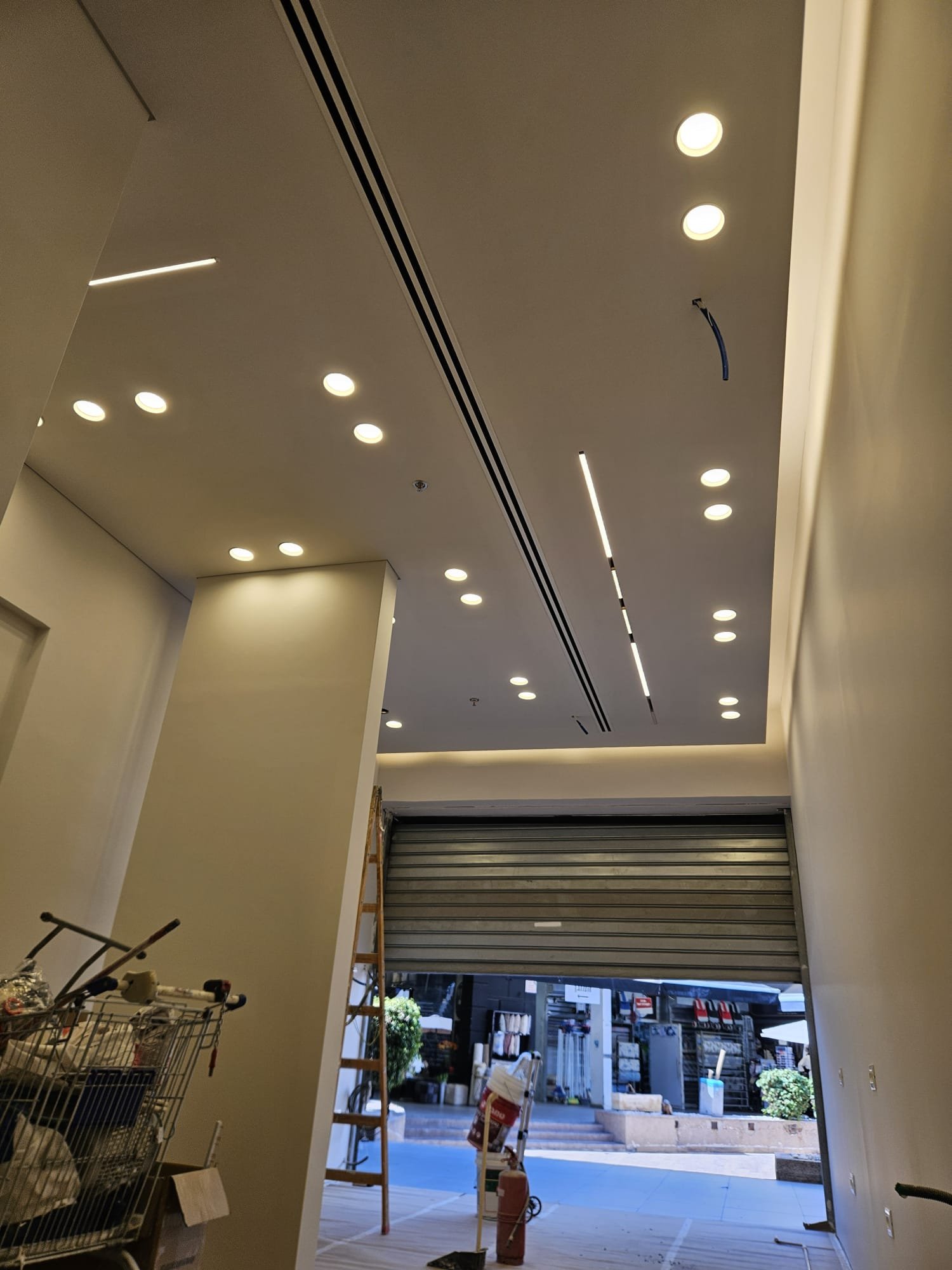 שיפוץ חלל מסחרי עם תקרה אדריכלית ותאורה שקועה