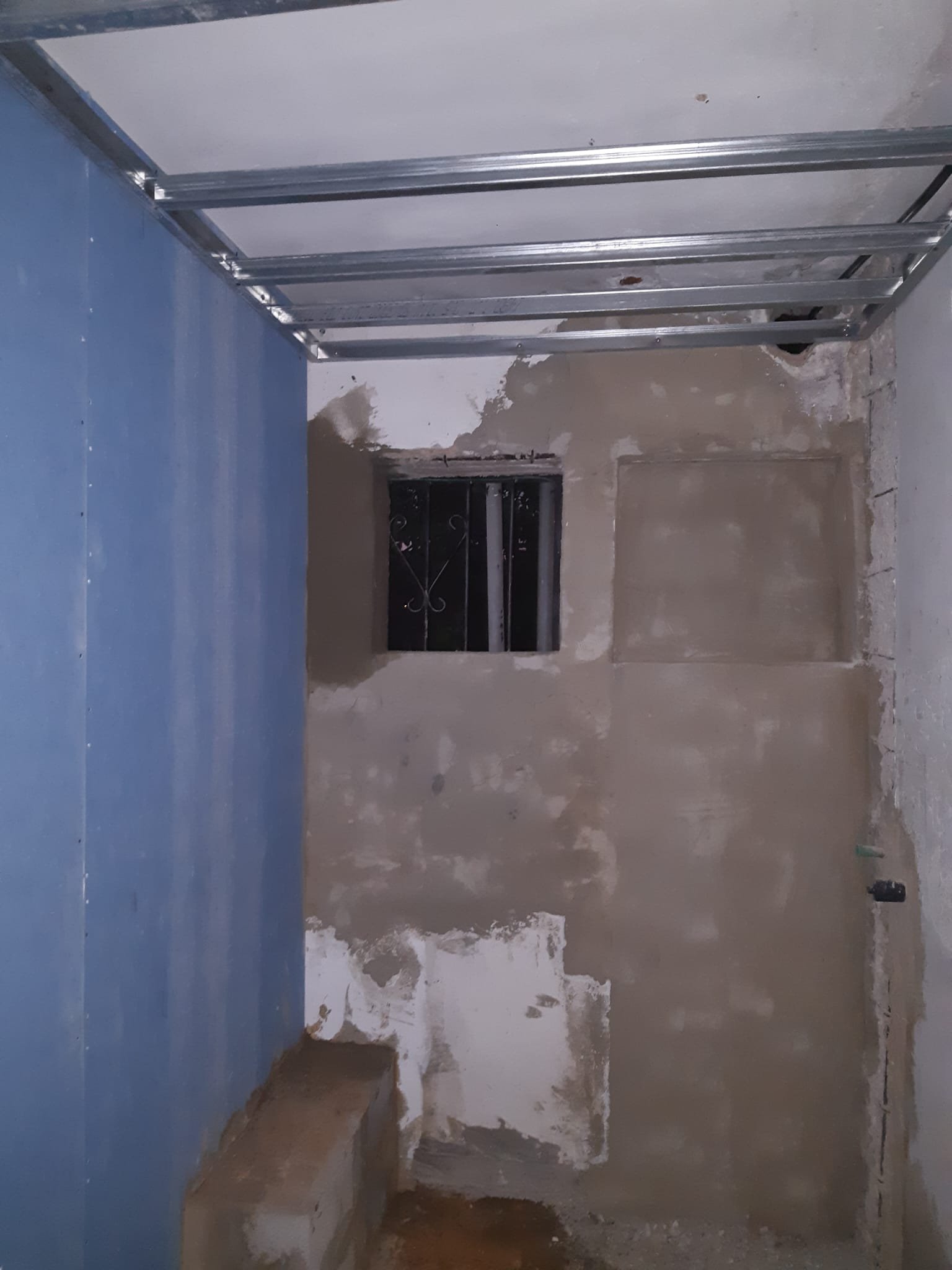 העמדת קירות ותקרת גבס במהלך שיפוץ חדר רחצה