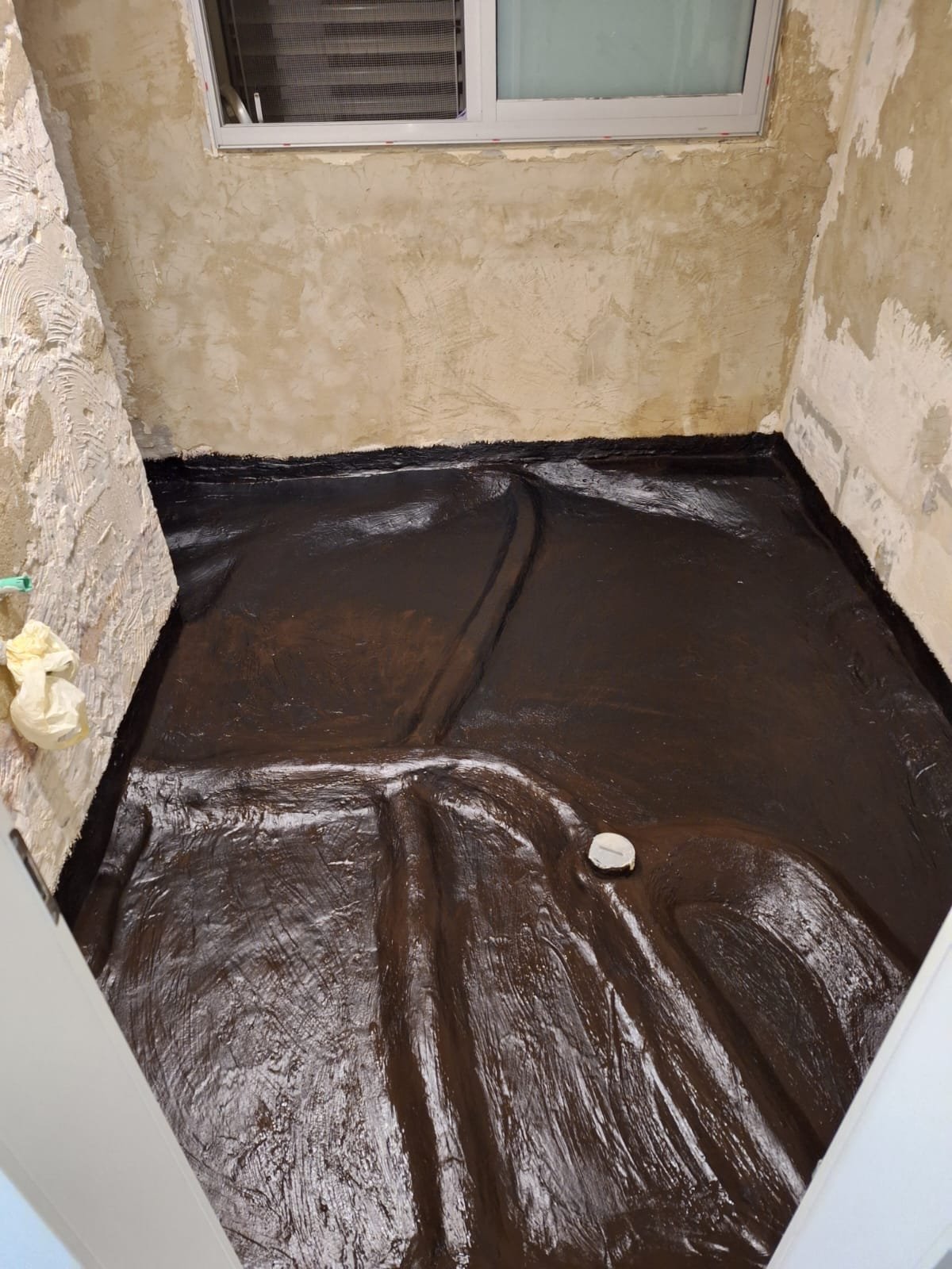 איטום רצפת חדר רחצה במהלך שיפוץ בחולון