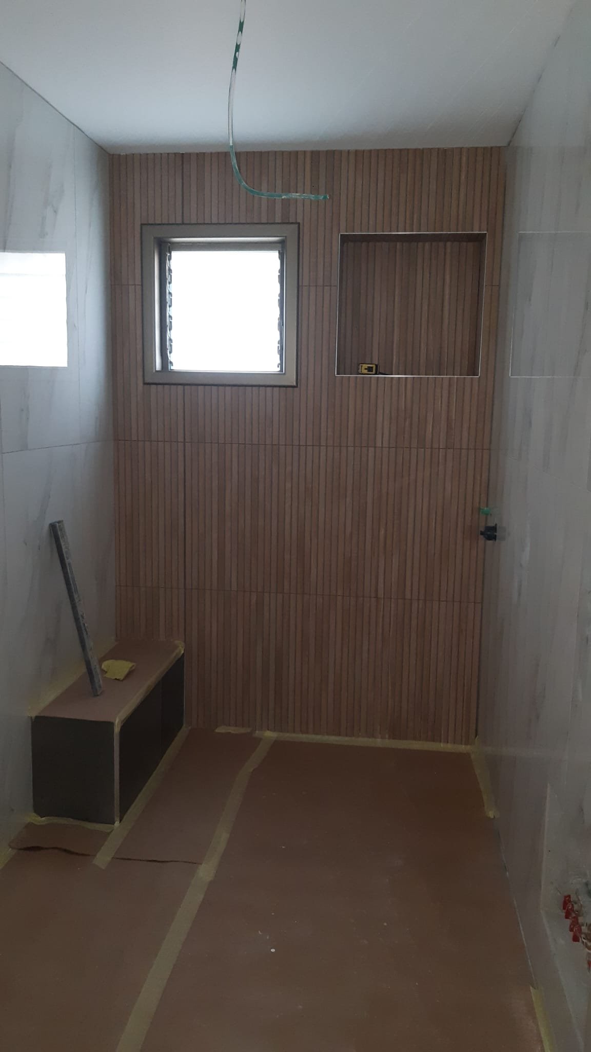 הכנת אזור העבודה והגנה על הריצוף במהלך שיפוץ חדר רחצה